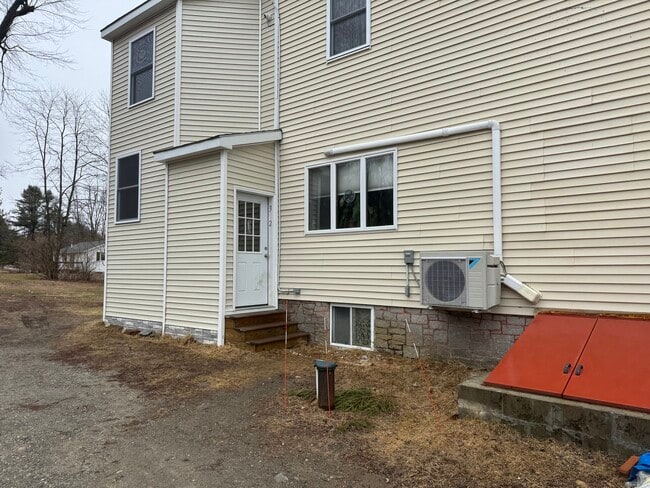 340 Granite Hill Rd, Unit 3 in Manchester, ME - Foto de edificio - Building Photo