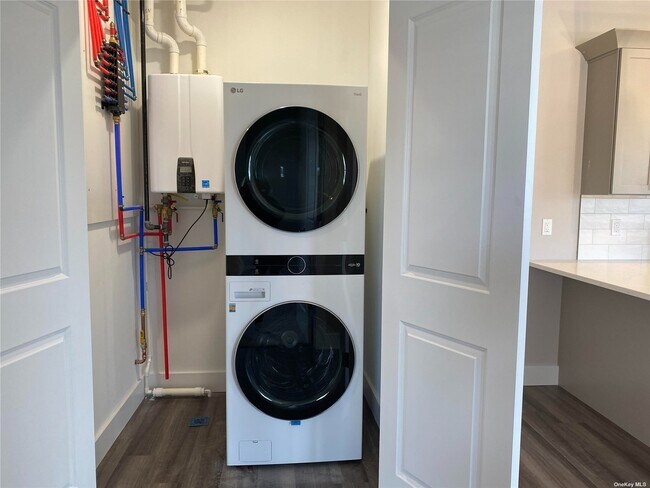 116 Waverly Ave-Unit -#9 in Patchogue, NY - Building Photo - Building Photo