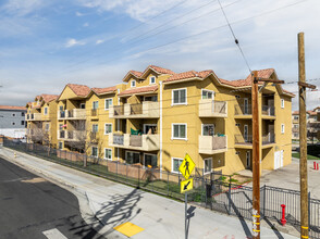 Arbor Grove Apartments - SENIOR LIVING in Lancaster, CA - Foto de edificio - Building Photo