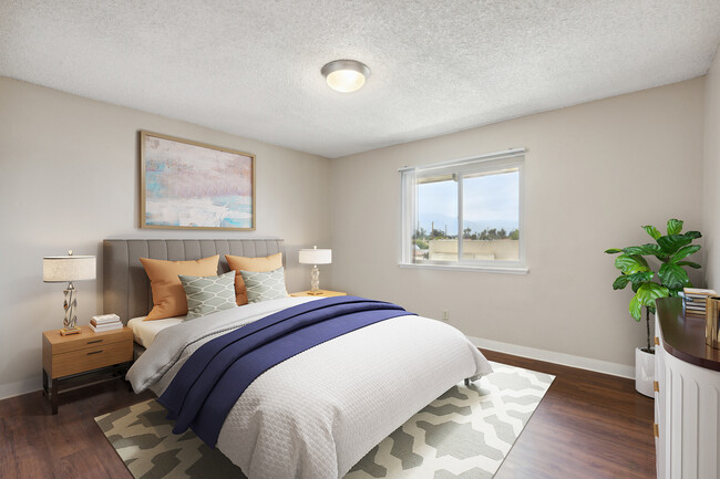 Meadowbrook Apartments in San Bernardino, CA - Foto de edificio - Building Photo