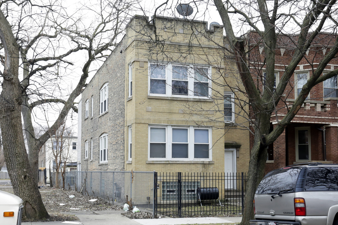 4907 W Cortez in Chicago, IL - Building Photo