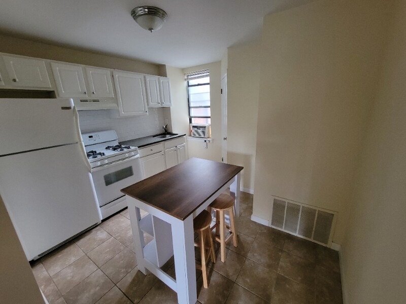 719 Corinthian Ave in Philadelphia, PA - Building Photo