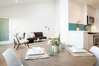 717 Orlando Ave in Los Angeles, CA - Building Photo - Building Photo