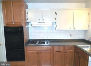 6918 Ashbury Dr in Springfield, VA - Building Photo - Building Photo