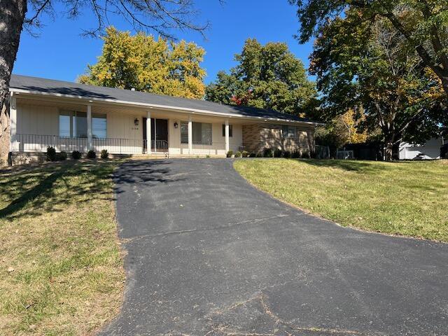 2148 W Long Lake Rd in West Bloomfield, MI - Foto de edificio