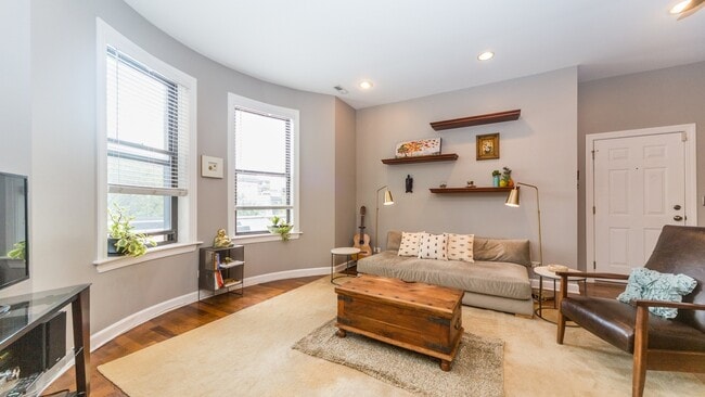 561 W Briar Pl in Chicago, IL - Building Photo - Building Photo