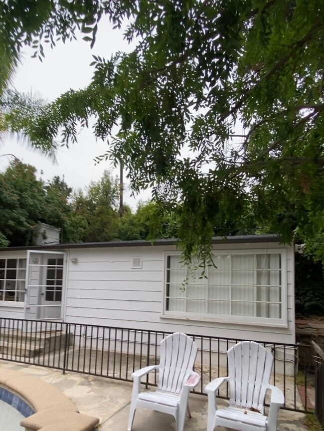 15700 Dickens St, Unit Guest House, Unit Guest House