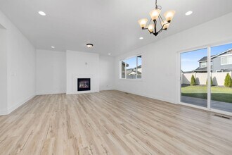 5332 W Daphne Dr in Meridian, ID - Foto de edificio - Building Photo