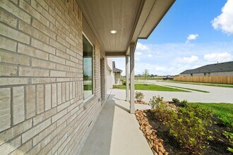 208 Amy St in Angleton, TX - Building Photo - Building Photo