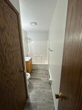 516 Kendall Ave S, Unit 4 in Thief River Falls, MN - Building Photo - Building Photo