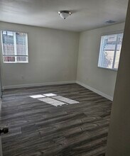 1334 W 103rd St, Unit 1336 1/4 W 103rd St in Los Angeles, CA - Foto de edificio - Building Photo