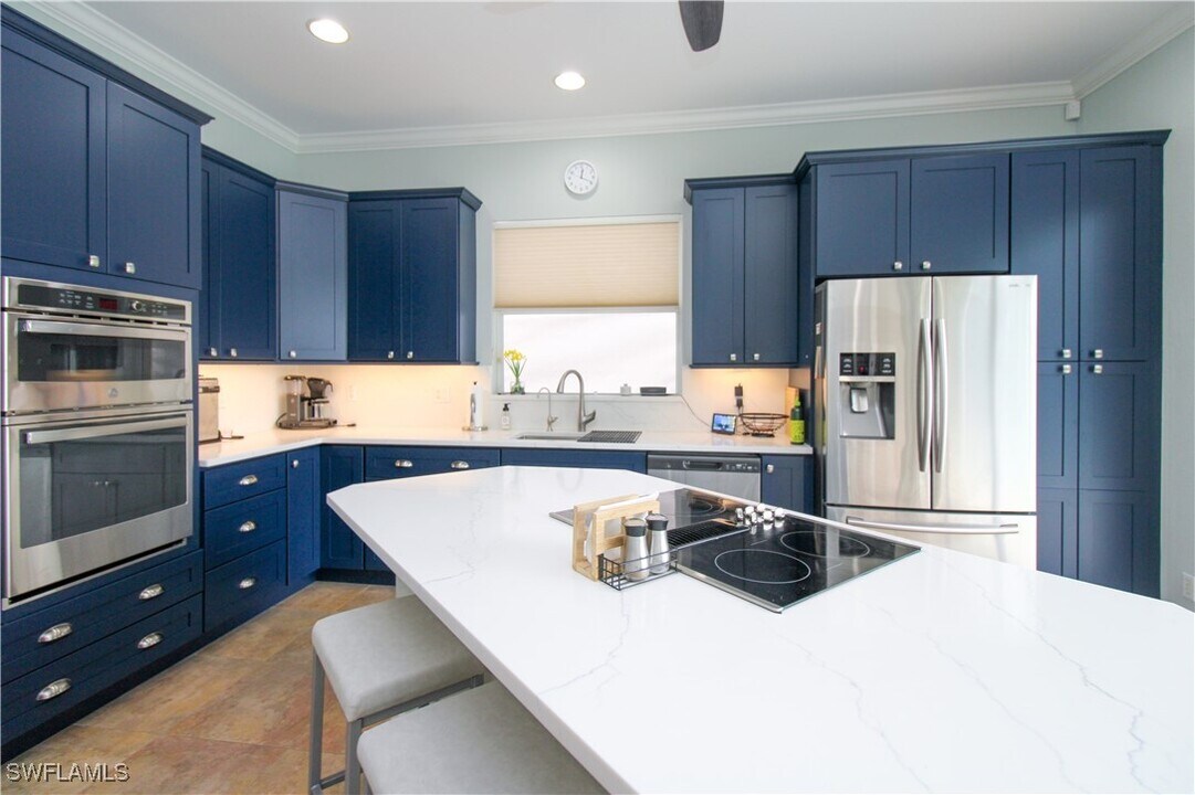 372 Mallory Ct in Naples, FL - Building Photo