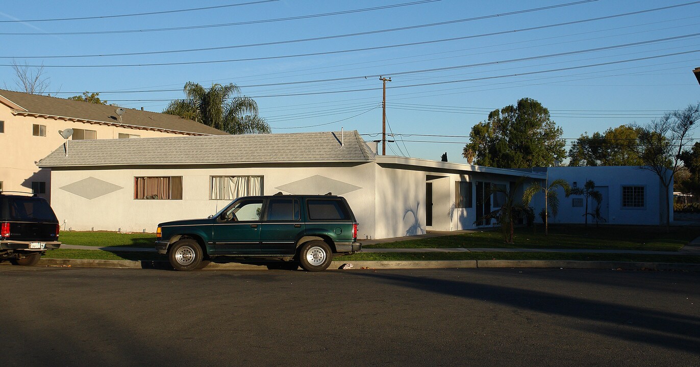 1815 W Crestwood Ln in Anaheim, CA - Building Photo