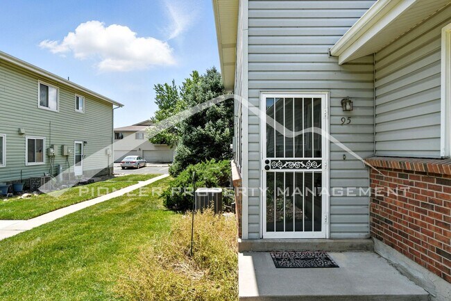 3355 S Flower St in Lakewood, CO - Building Photo - Building Photo