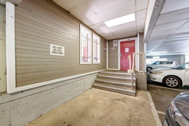 property at 915 W 23rd St