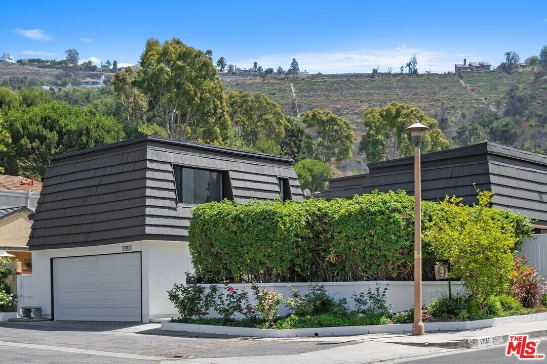 17157 Avenida De Santa Ynez in Los Angeles, CA - Building Photo
