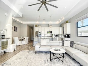 828 100th Ave N in Naples, FL - Foto de edificio - Building Photo