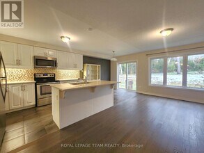 209 Hartsmere Dr in Ottawa, ON - Building Photo - Building Photo