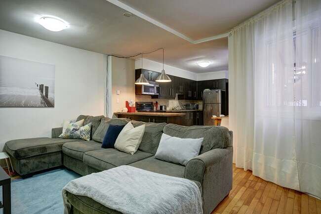 4092 De Bullion Rue in Montréal, QC - Building Photo - Building Photo