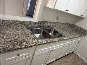 13610 Vanowen St in Van Nuys, CA - Building Photo - Building Photo