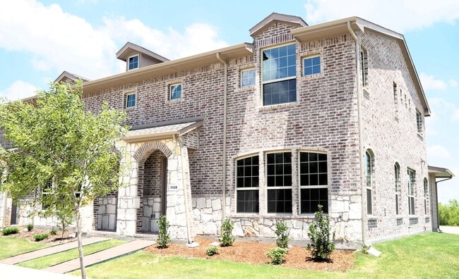 property at 3128 Solana Cir