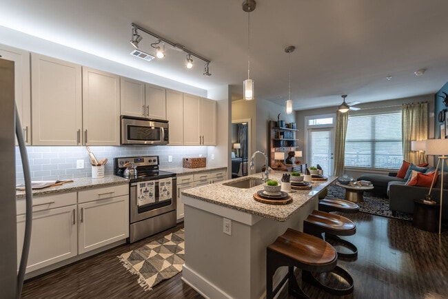 Centra at North Druid Hills in Atlanta, GA - Foto de edificio - Building Photo