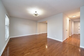 3221 Regents Park Ln in Greensboro, NC - Foto de edificio - Building Photo