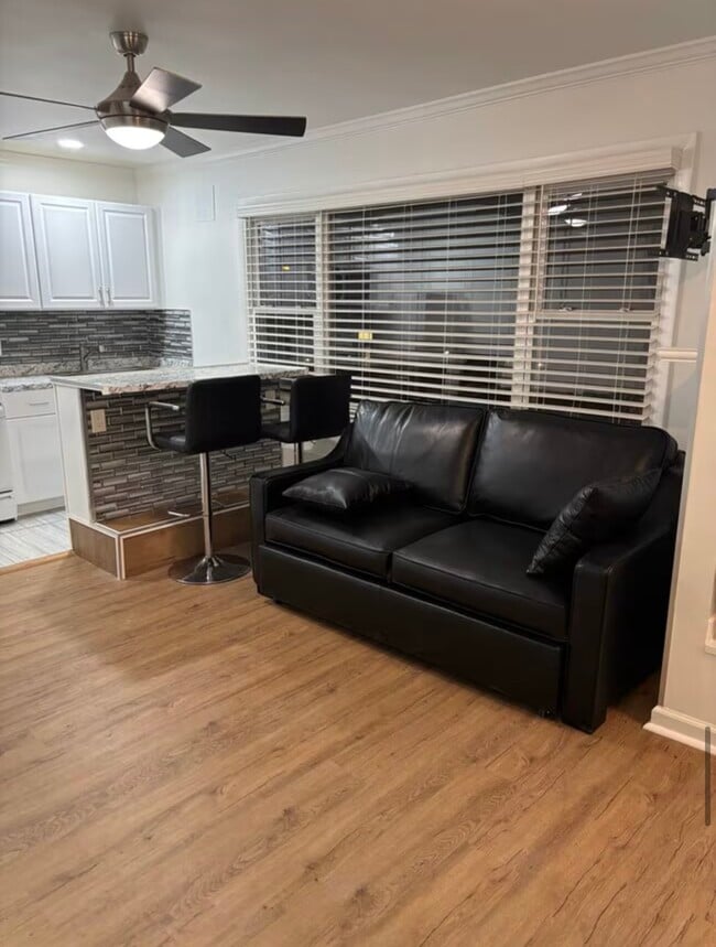 589 Bramhall Ave, Unit Studio