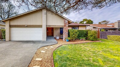 1723 Calavaras Dr in Santa Rosa, CA - Building Photo - Building Photo