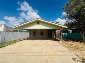 1004 Clark Blvd in Laredo, TX - Building Photo