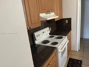 1000 SW 8th St in Hallandale Beach, FL - Building Photo - Building Photo