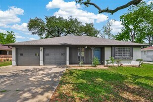1203 Bernard Ave in Rosenberg, TX - Building Photo