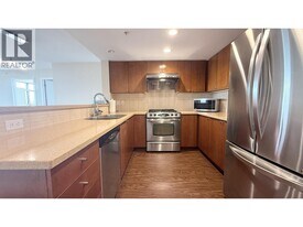 8120 Lansdowne Rd in Richmond, BC - Building Photo