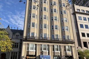 900 Sherbrooke St W in Montréal, QC - Building Photo