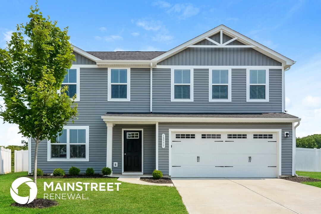 13777 N Rising Sun Cir E in Camby, IN - Building Photo