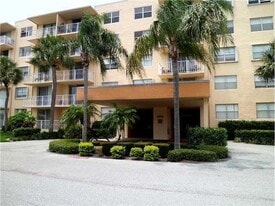 480 Executive Center Dr in West Palm Beach, FL - Building Photo