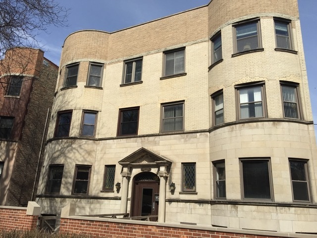 property at 1038 W Byron St