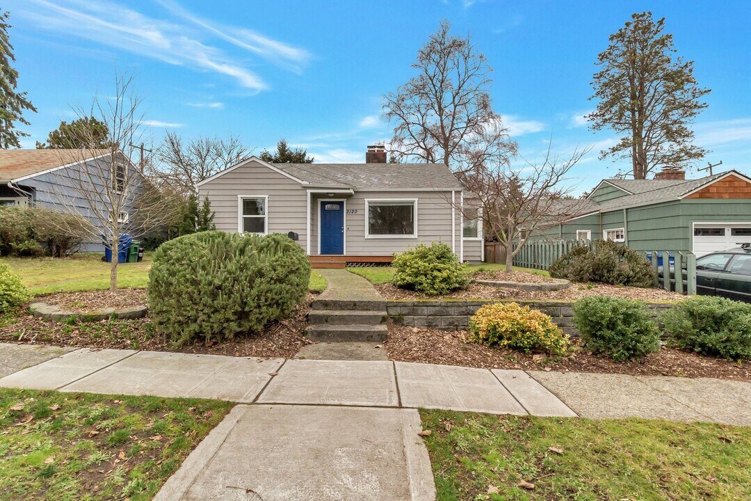 2120 NE 83rd St in Seattle, WA - Building Photo