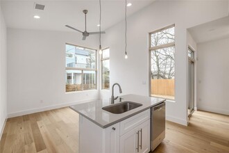 1208 Perez St in Austin, TX - Building Photo - Building Photo