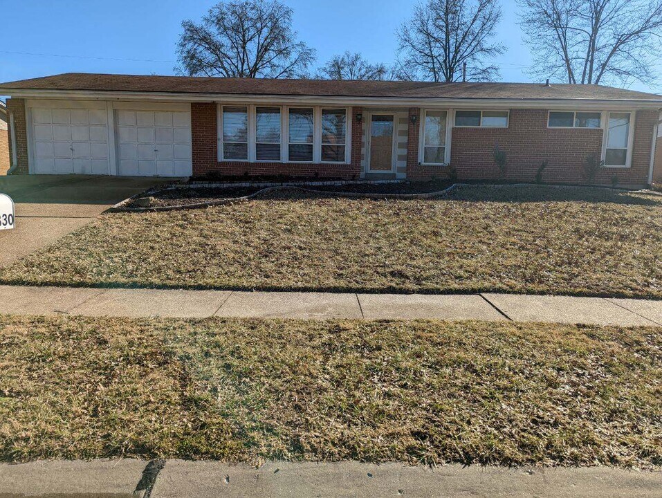 2830 Flintwood Dr in Oakville, MO - Building Photo