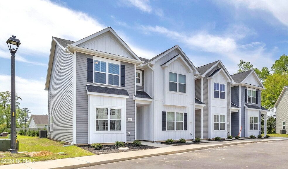 7052 Crew Dr in Leland, NC - Building Photo