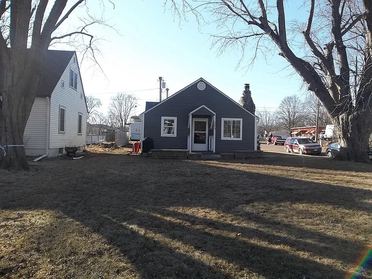 311 3rd St in Utica, SD - Building Photo