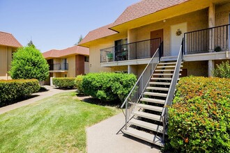 Churn Creek Village Apartments in Redding, CA - Building Photo - Building Photo