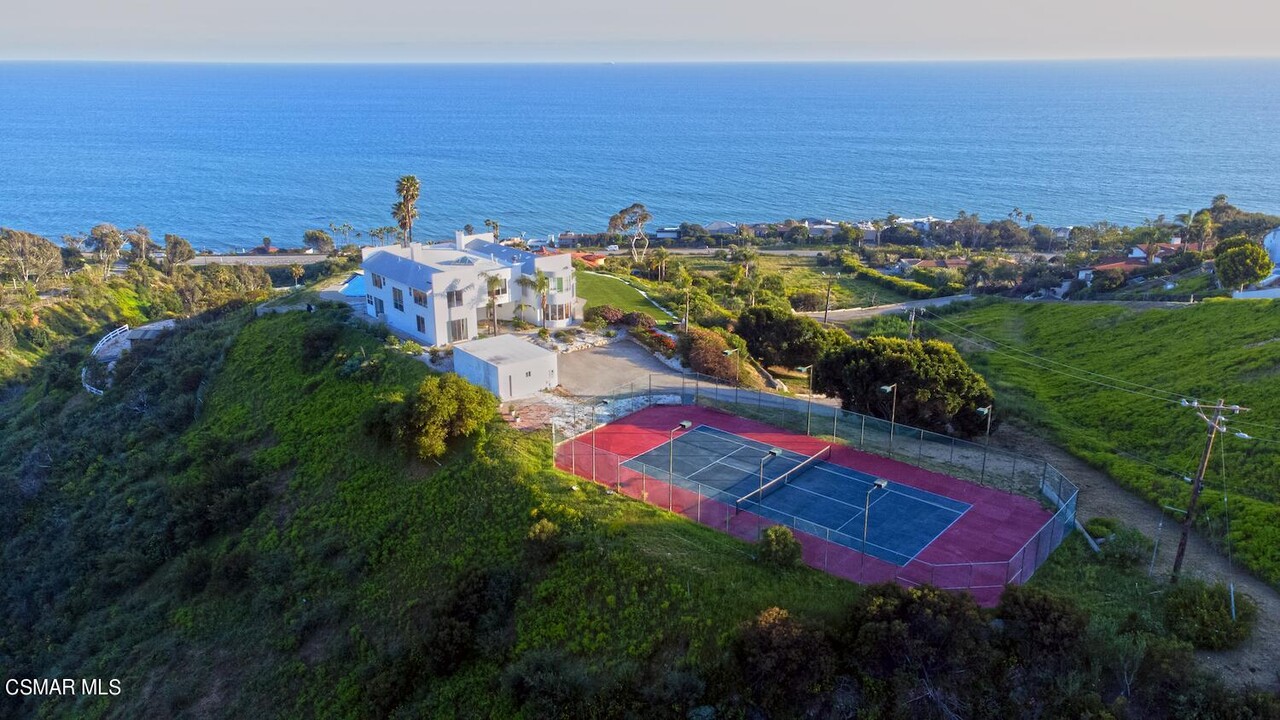 31505 Pacific Coast Hwy in Malibu, CA - Foto de edificio