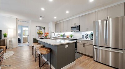 5885 S 32nd St, Unit B1 in Phoenix, AZ - Foto de edificio - Building Photo