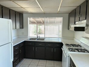 4754 E Harmon Ave in Las Vegas, NV - Building Photo - Building Photo