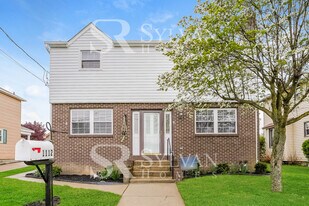 1112 Elmira St in Monaca, PA - Building Photo