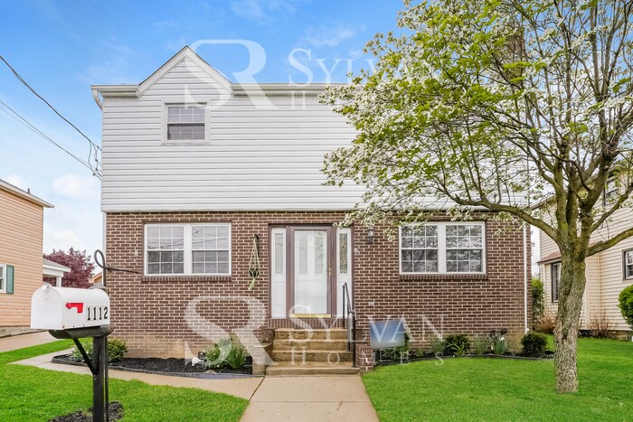 1112 Elmira St in Monaca, PA - Building Photo