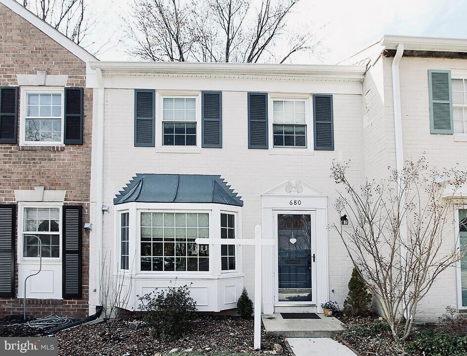 680 Azalea Dr in Rockville, MD - Building Photo
