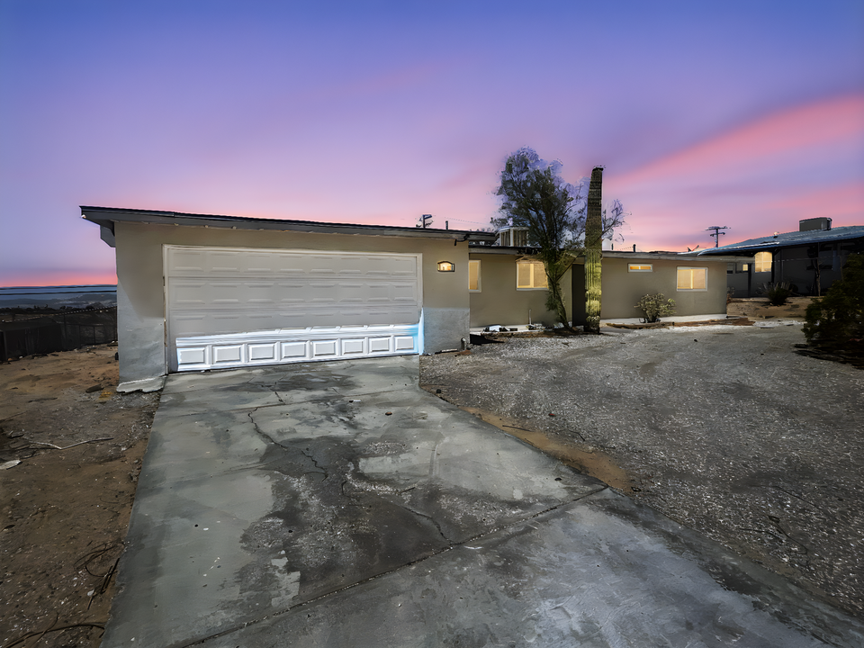 74460 Cactus Dr in Twentynine Palms, CA - Foto de edificio